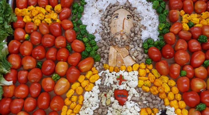 Trabajador de Fiorella Supermarket realiza una imagen de Jesucristo con hortalizas