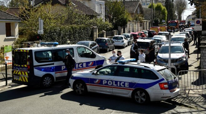 Tunecino degüella a funcionaria policial cerca de París en presunto ataque terrorista