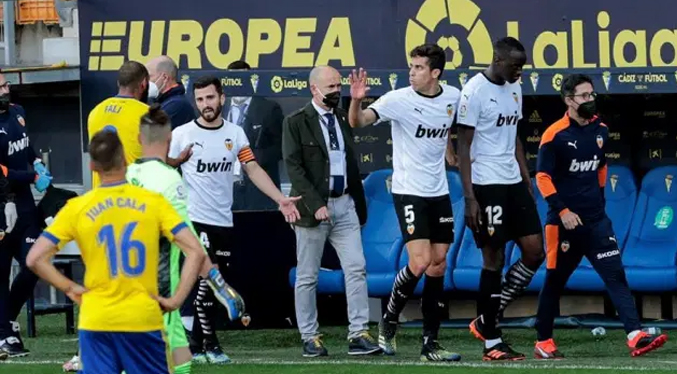 jugadores del Valencia salen del campo por insulto racista a un compañero