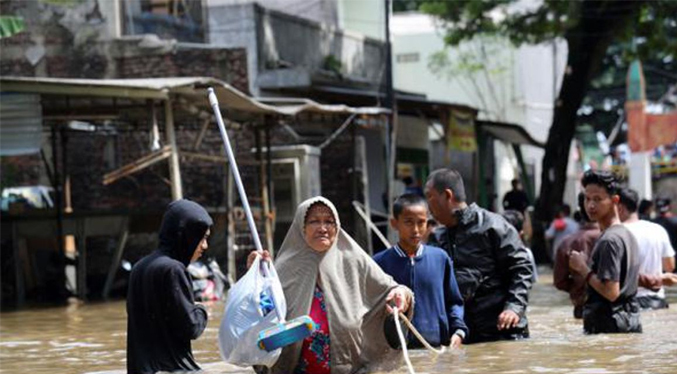 Inundaciones en Indonesia dejan 43 muertos y 27 desaparecidos