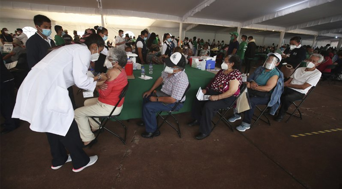 México impulsa vacunación de maestros para regreso a clases