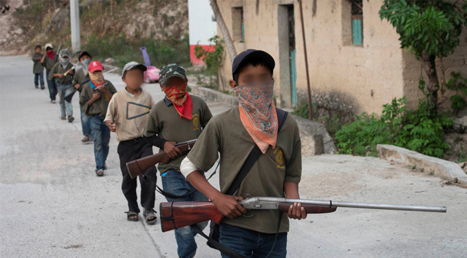 Una treintena de menores de edad se incorporaron a la policía comunitaria en México