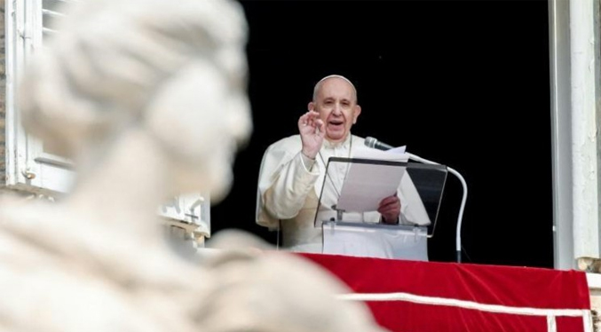 El Papa reaparece desde la tradicional ventana que da sobre la Plaza de San Pedro