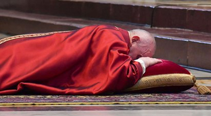 El Papa preside la ceremonia de la Pasión de Cristo