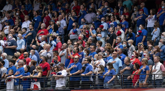 Fanáticos plenan las gradas en juego de Rangers-Azulejos