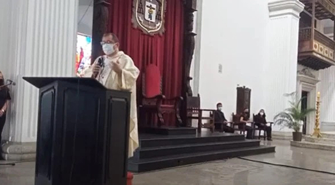 Irrumpe en plena misa y abofetea a sacerdote en la Catedral de San Cristóbal