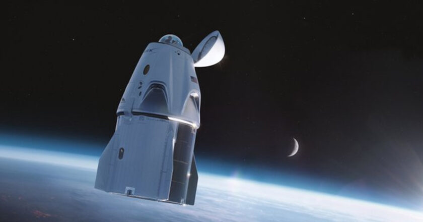 Cápsula de SpaceX completa con éxito la maniobra de reubicación en la EEI