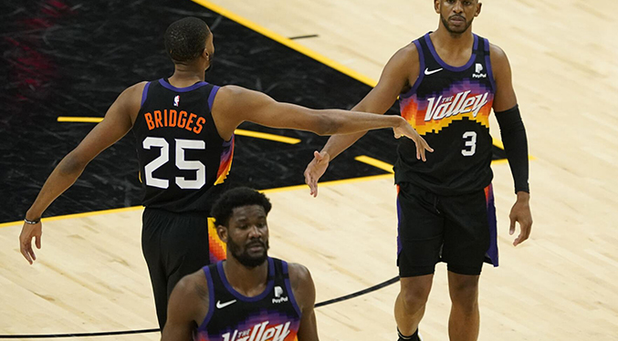 Suns alcanzan los playoffs de la NBA por primera vez en 11 años