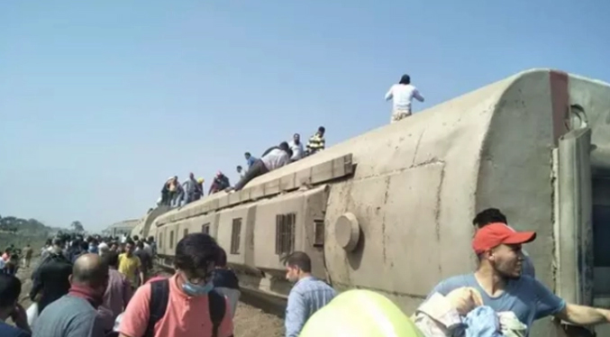 Descarrilamiento de un tren en Egipto deja al menos 32 muertos