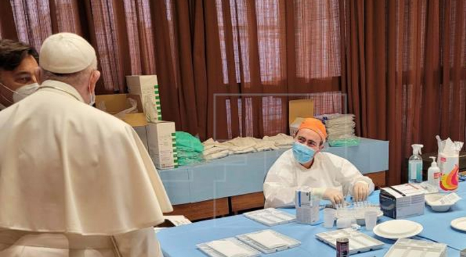 Papa Francisco visita a las personas sin hogar que están siendo vacunadas en el Vaticano