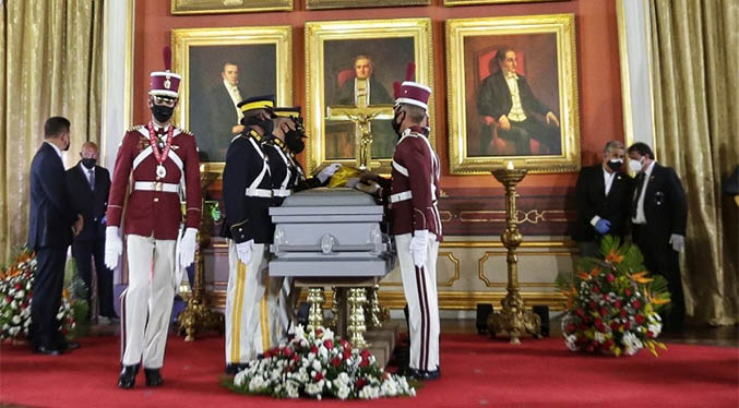 Rinden honores al profesor Aristóbulo Istúriz en capilla ardiente (Foto)