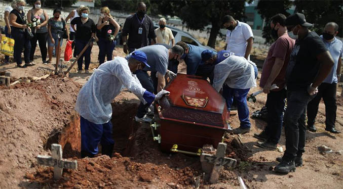 Brasil vuelve a superar el promedio de tres mil muertes diarias por la COVID-19