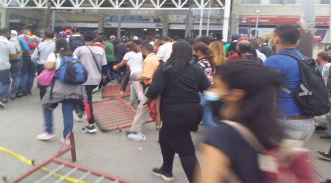 Decenas de usuarios ingresan a la fuerza a estación de ferrocarril de Charallave (Video)