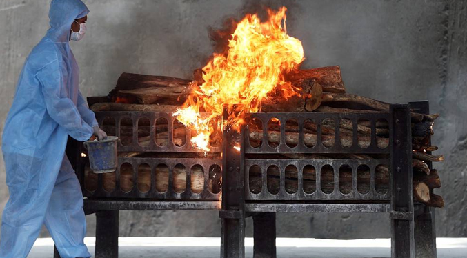 Los hornos se funden en los crematorios indios por exceso de muertos de COVID-19