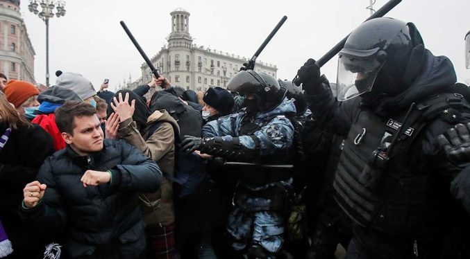 Al menos mil 770 detenidos en marchas en Rusia