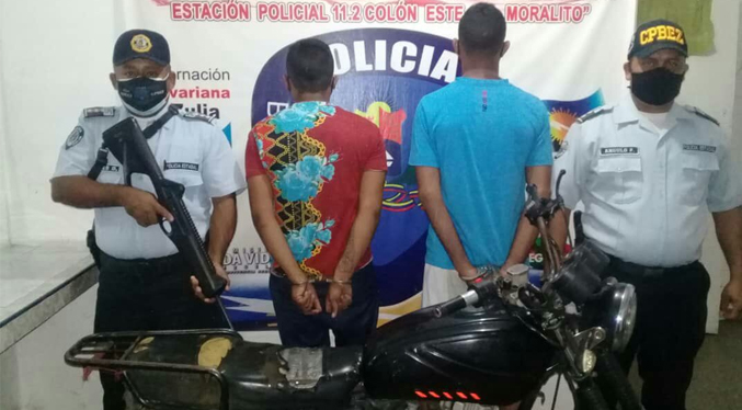 Cpbez captura a dos sujetos en moto robada en Colón