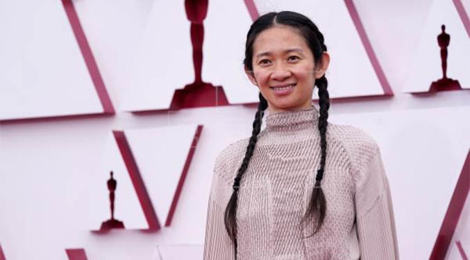 Chloé Zhao hace historia y gana el Oscar a la Mejor Dirección por «Nomadland»