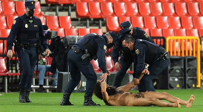 Hombre desnudo invade el campo en el juego entre Granada y Manchester United