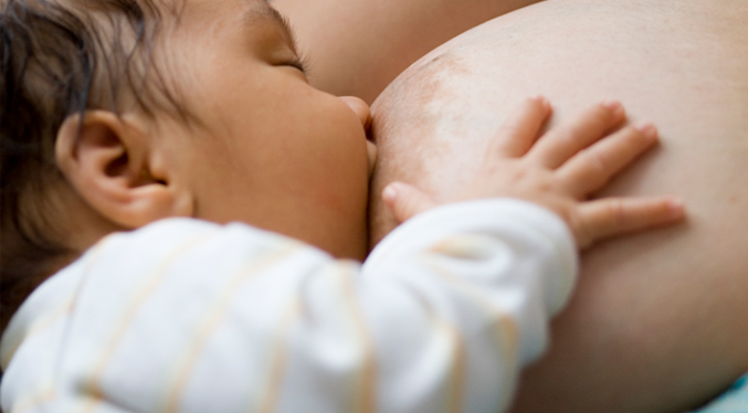 Madres lactantes vacunadas con Pfizer transmiten anticuerpos a los hijos