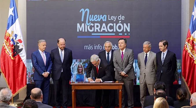 Chile promulga ley migratoria que busca facilitar las deportaciones