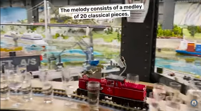 Maqueta de tren toca 2.840 notas de música clásica para récord Guinness
