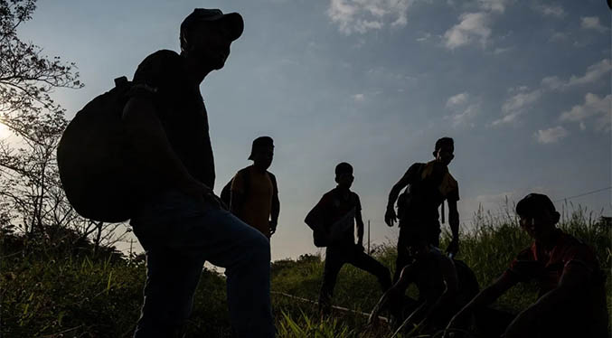 Rescatan a 87 migrantes venezolanos en el desierto de Arizona