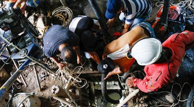 Rescatan cuerpos de tres mineros atrapados en un socavón en Colombia