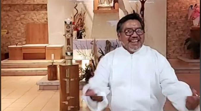 Padre Cheke, el sacerdote mexicano que arrasa en TikTok hablando de Dios