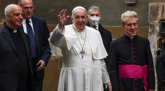 El Papa celebra una misa sobre la «misericordia» con presos y refugiados