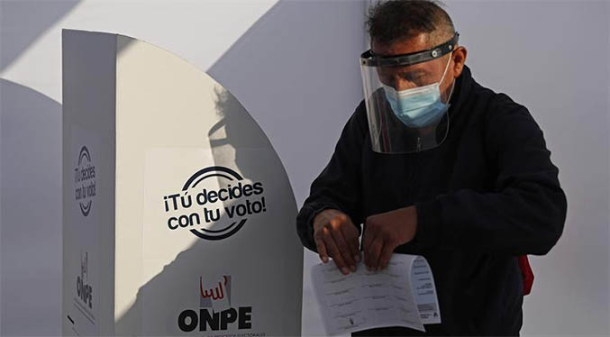 Reportan retrasos en la apertura de mesas electorales en Perú