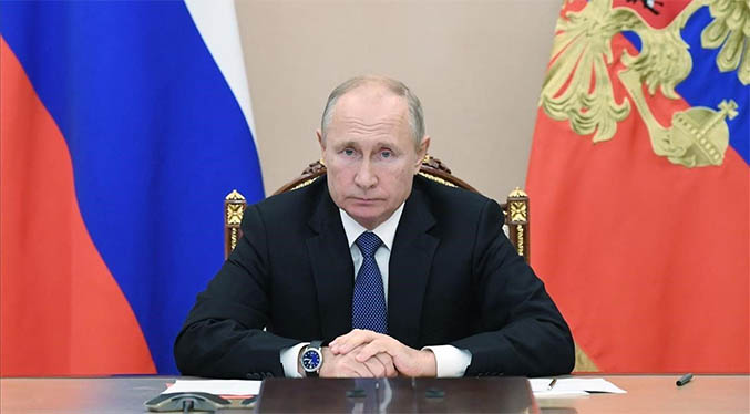 Putin firma ley que le permite permanecer en el poder hasta 2036