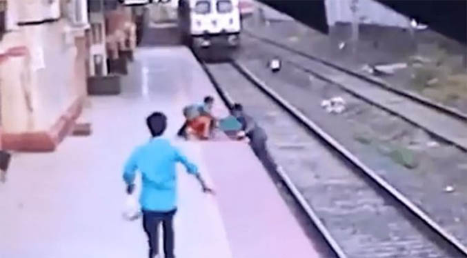 Un hombre en la India rescata de las vías del tren a un niño (Vide)