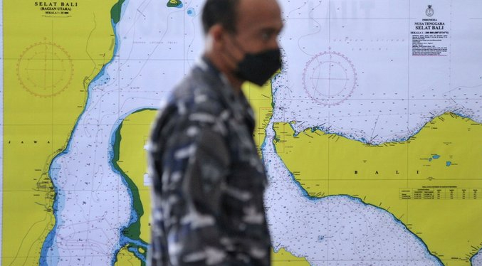 Indonesia da por muertos a la tripulación del submarino desaparecido
