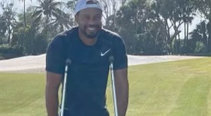 Tiger Woods reaparece sonriente y con muletas a dos meses de su accidente (Foto)