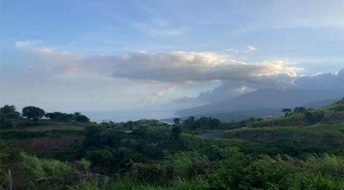 Ordenan evacuar San Vicente y las Granadinas ante posible erupción de volcán