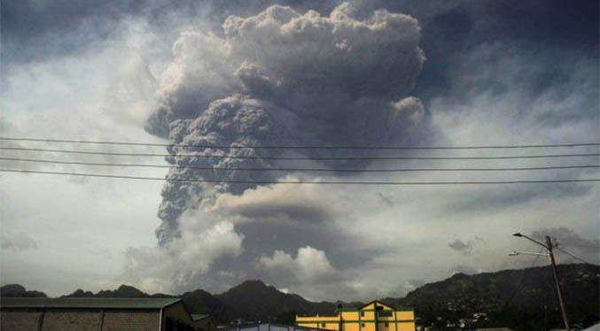 Volcán La Soufriere vuelve a erupcionar este martes