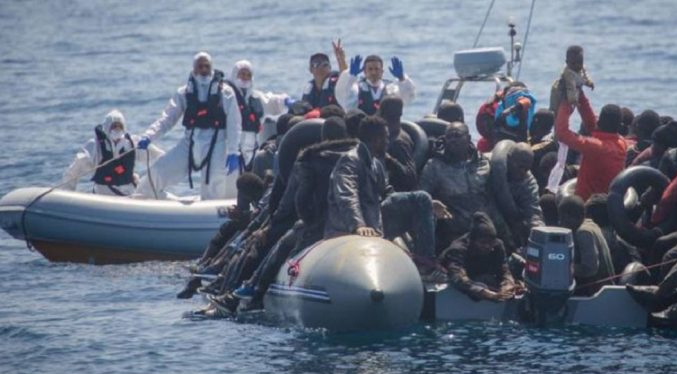 Casi 90 migrantes se encuentran en una barcaza frente a Malta