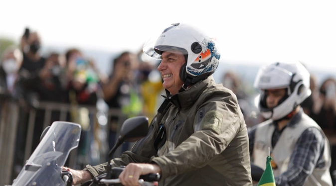 En moto Bolsonaro encabeza concentración en Brasil