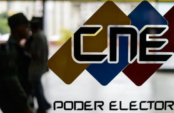 Consignan ante el CNE documento para activar revocatorio a Nicolás Maduro