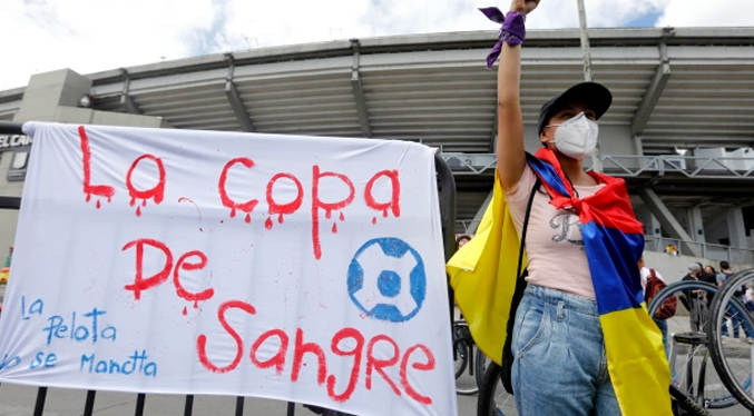Decenas de aficionados protestan en Colombia contra la Copa América