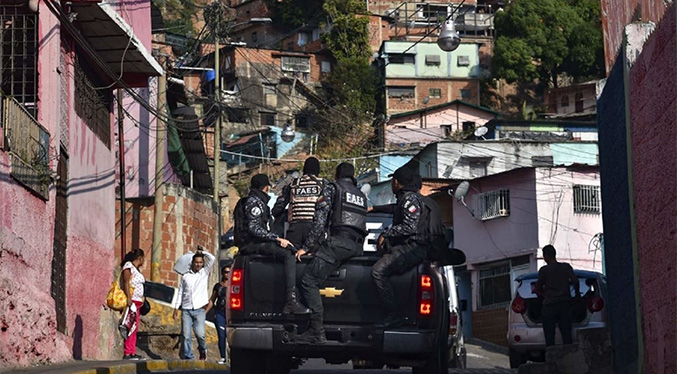 Operación de rescate desencadena enfrentamiento entre policías y delincuentes en La Vega