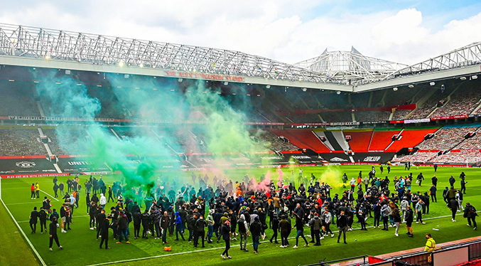 Invaden el estadio del Manchester United en protesta contra los dueños del equipo (Fotos + Video)