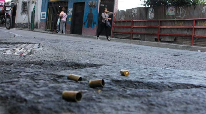 Muere adolescente tras recibir una bala perdida en tiroteo de La Vega