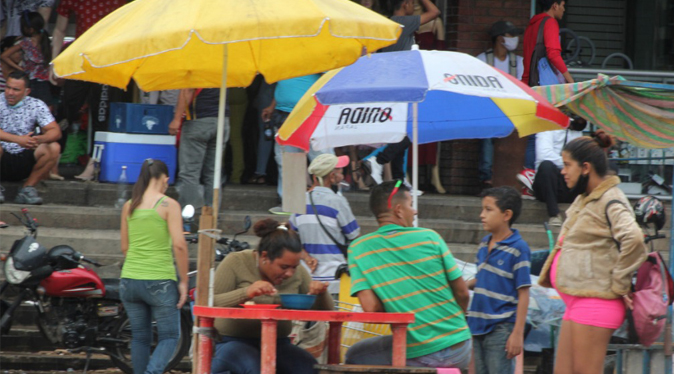 Buhoneros del centro de Maracaibo gritan sus ofertas sin tapabocas este 9-M