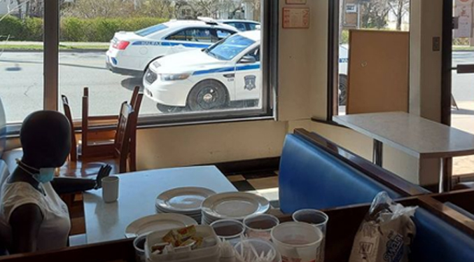 Denuncian que restaurant viola restricción anticovid pero la policía se encuentra con una sorpresa