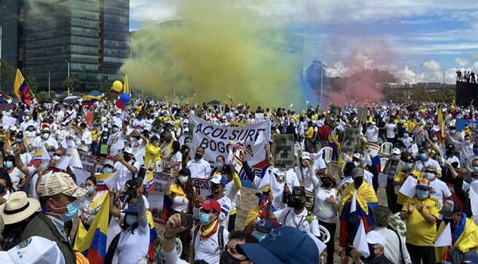 Miles de personas marchan contra el paro en Colombia en clima de tensión