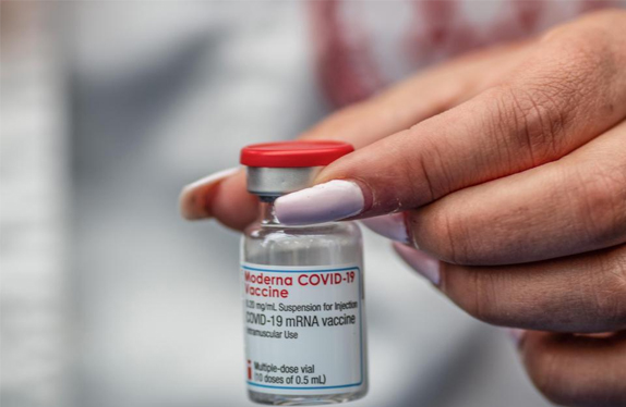 Vacunados contra el COVID-19 con Moderna necesitan una tercera dosis