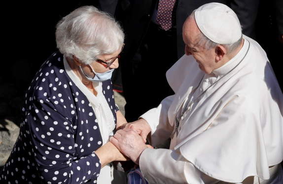 El Papa besa el número tatuado en el brazo de una sobreviviente del Holocausto
