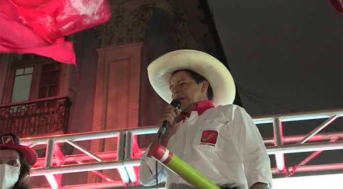 Izquierdista Castillo lidera sondeo presidencial en Perú a una semana de balotaje