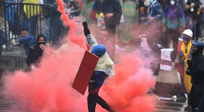 Denuncian que civiles armados atacan a protestantes en Colombia